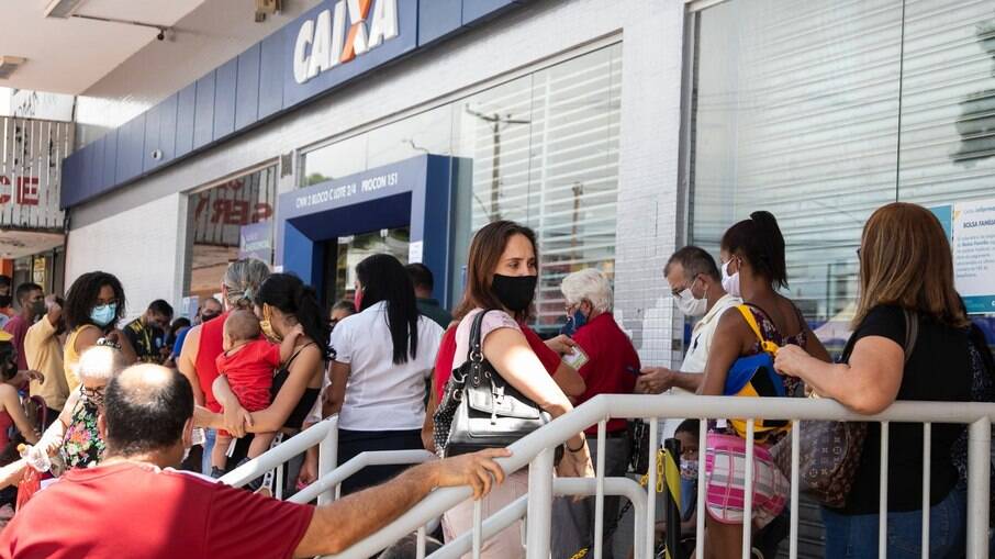 Agências de Caixa funcionarão apenas para beneficiários de programas sociais no feriado antecipado em São Paulo