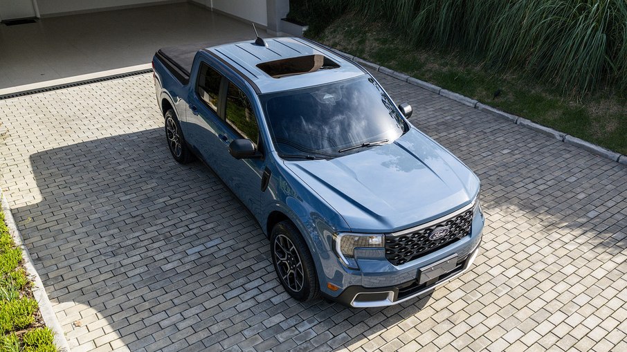 Vista superior da Ford Maverick Lariat 2026 destaca o teto solar elétrico e a caçamba da nova versão de entrada da picape.