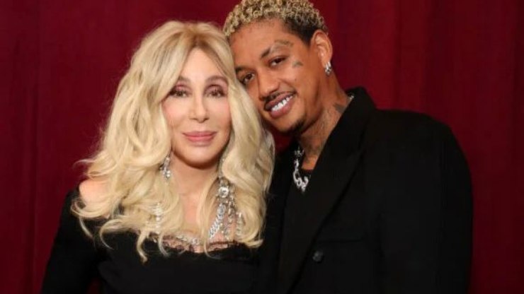 Cher%20namora%20jovem%2040%20anos%20mais%20novo%3B%20f%C3%A3s%20especulam%20casamento