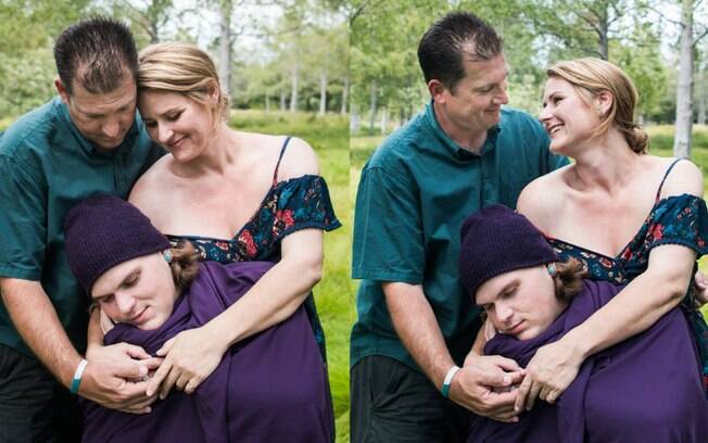 O casal reproduziu poses clássicas de fotos de pais com o recém-nascido