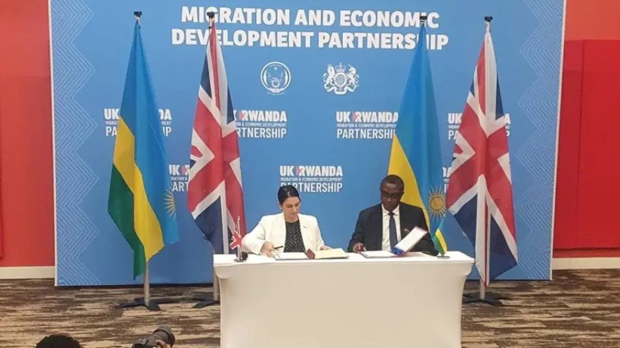 Reino Unido faz acordo para enviar imigrantes para Ruanda