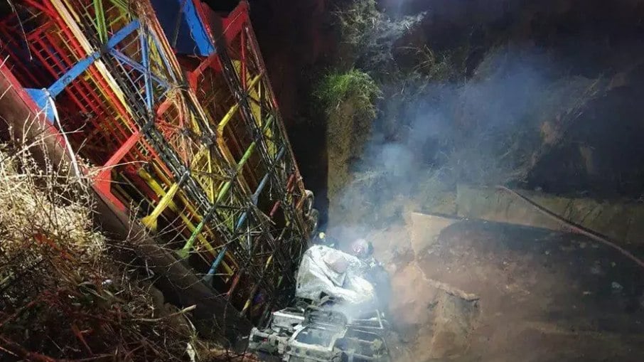 Acidente com 'carreta furacão' deixa dois mortos em Governador Valadares 