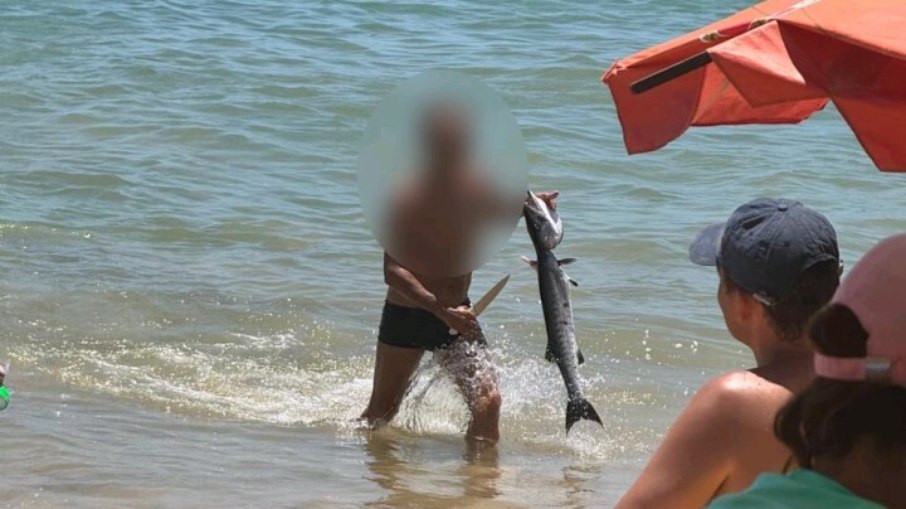 Homem ameaça turista com faca e tumultua praia na Bahia Homem ameaça turista com faca e tumultua praia na Bahia