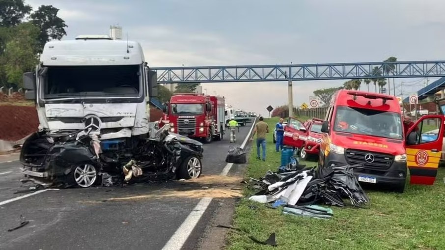 Carro ficou retorcido após batida com carreta na Rodovia Zeferino Vaz, em Paulínia Carro ficou retorcido após batida com carreta na Rodovia Zeferino Vaz, em Paulínia