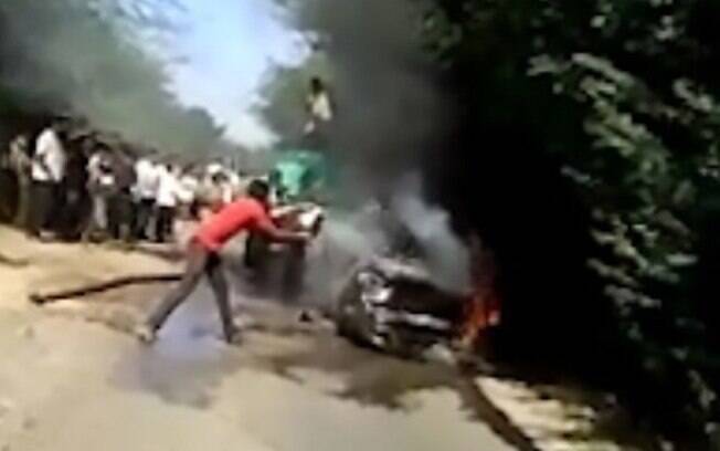 As duas esposas, indianas, foram queimadas vivas dentro do carro pelo marido, cuja mãe não gostava das mulheres