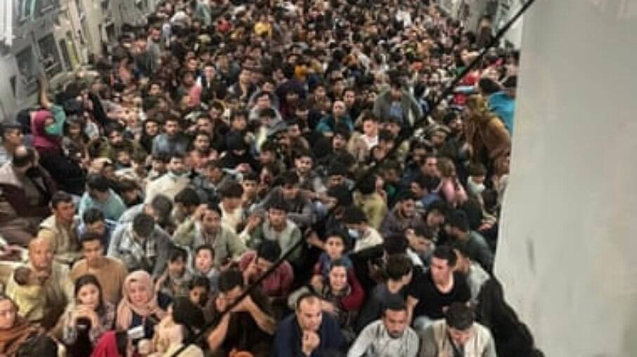 Sete afegãos morrem esmagados tentando chegar ao aeroporto, diz Ministério
