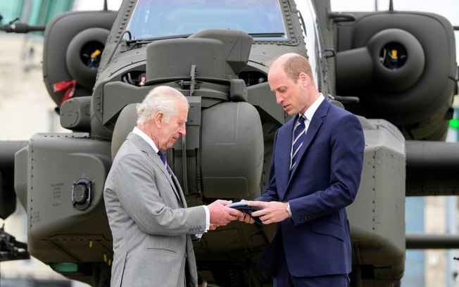 O rei Charles III enreega título de coronel-chefe do Corpo Aéreo do Exército britânico ao seu filho, William, em 13 de maio de 2024, no aeródromo de Middle Wallop, sul da Inglaterra