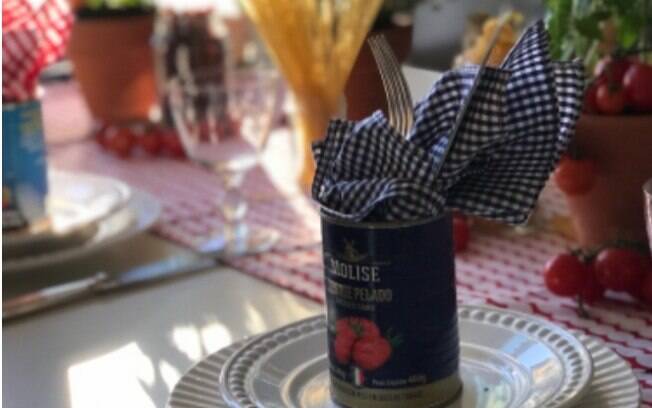 Criativa, Claudia propõe o uso de latas de molho de tomate na composição da mesa