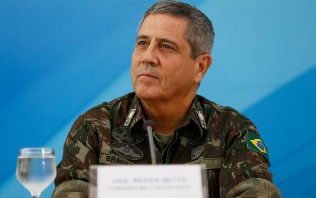 General Braga Netto foi homenageado em evento e conversou com repórteres sobre situação do Exército