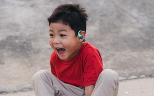 JBL lança novo fone infantil que não entra no ouvido