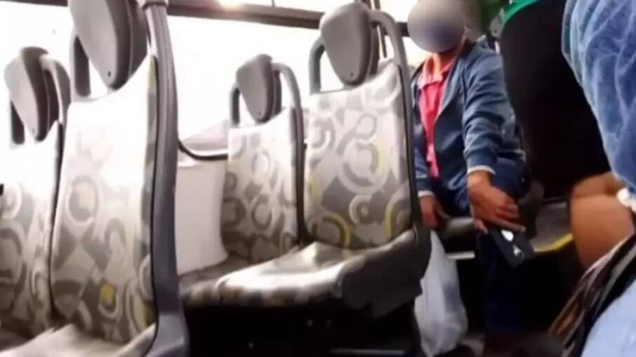Vídeo mostra o homem tentando filmar debaixo da saia de passageira.