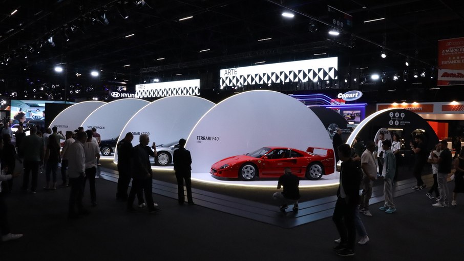 Estande do CARDE Museu no Salão do Automóvel 2025 com Ferrari F40 em destaque