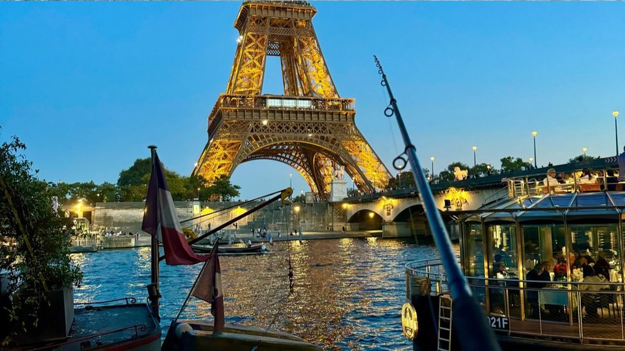 Eventos de pesca são comuns em frente à Torre Eiffel Eventos de pesca são comuns em frente à Torre Eiffel