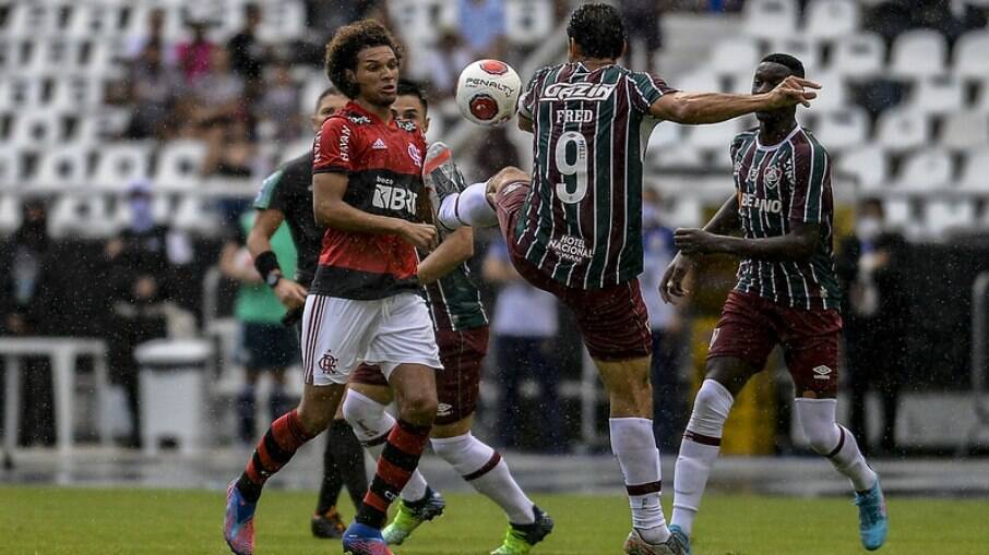 Fluminense vence o Flamengo em jogo com expulsões e confusão no fim