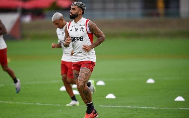 Gabigol volta a treinar de forma integral com elenco do Flamengo