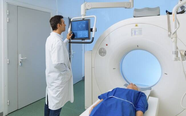 Equipamento é conhecido como acelerador linear e é utilizado para o tratamento por radioterapia duranto o câncer