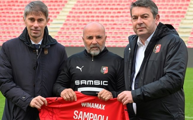 O técnico argentino Jorge Sampaoli (C) posa com a camisa do Rennes ao lado do presidente do clube, Arnaud Pouille (D), e o diretor esportivo, Frederic Massara, durante sua apresentação nesta terça-feira