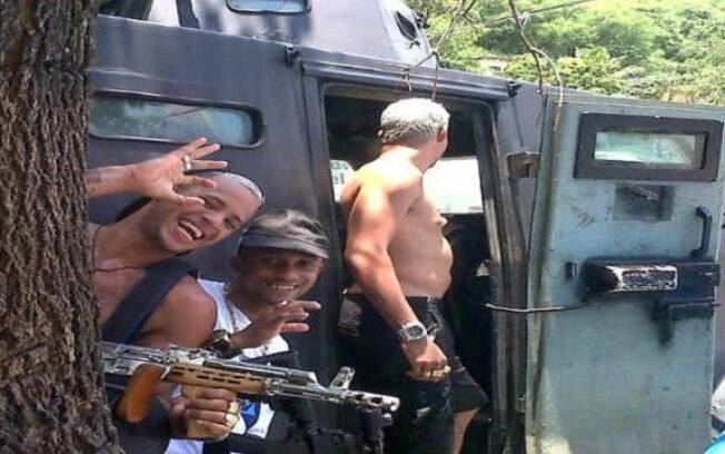 Imagens divulgadas mostram traficantes posando em frente a um 'caveirão' da PM do Rio