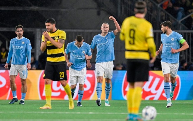 Erling Haaland comemora o primeiro gol marcado na vitória do City por 3 a 1 sobre o Young Boys - Foto: Gabriel Monnet/Getty Images