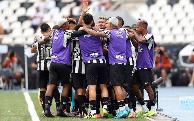 Jogadores do Botafogo exigem pagamento de premiações antes da reapresentação Jogadores do Botafogo exigem pagamento de premiações antes da reapresentação