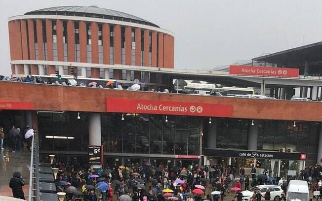 Ameaça de bomba fez duas estações serem evacuadas em Barcelona, na manhã desta quarta-feira; suspeita foi derrubada