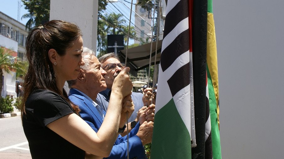 A cerimônia incluiu o hasteamento das bandeiras do Brasil, do Estado de São Paulo e de Vinhedo