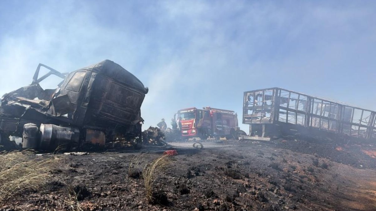 Veículos envolvidos no acidente ficaram completamente destruídos