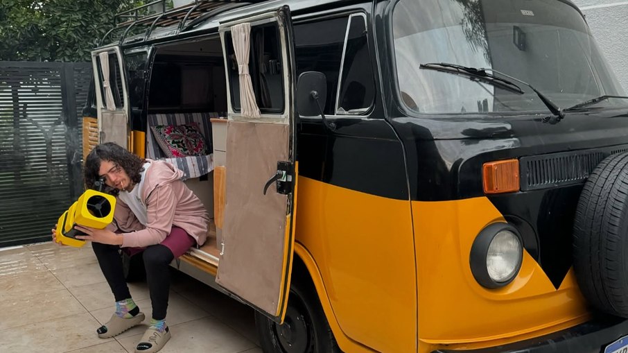 Kombi ocupa o lado mais afetivo da garagem de Whindersson Nunes e é ligada por ele à liberdade de pegar a estrada