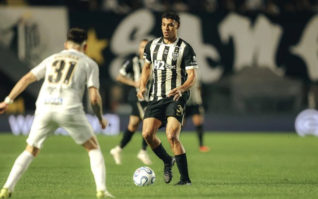 Victor Hugo está fora de ação pelo Atlético desde o jogo contra o Santos, dia 9/9