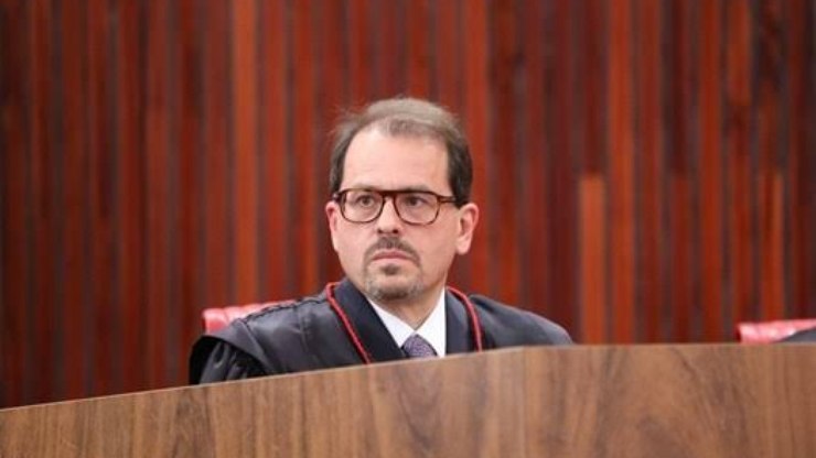 Ministro%20do%20TSE%20impede%20Nunes%20Marques%20de%20derrubar%20Ex%C3%A9rcito%20do%20Lula