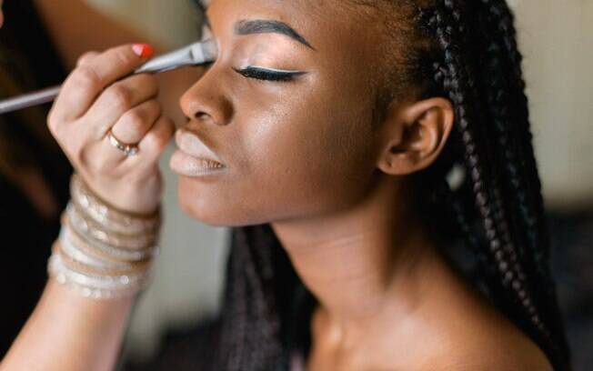 Falta de produtos de maquiagem para pele negra pode fazer com que a autoestima das mulheres negras fique lá embaixo