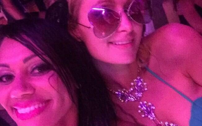 Ana Paula Evangelistaencontra Paris Hilton em balada em Ibiza, na Espanha, e faz selfie com socialite
