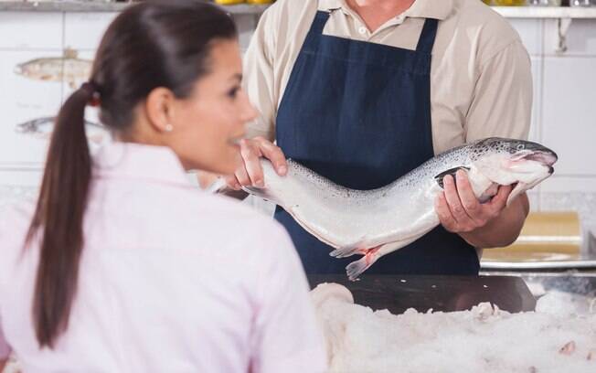 Olhar guelras, escamas e olhos é importante na hora de comprar peixe fresco