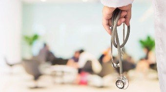 T%C3%A9cnicos%20de%20enfermagem%20injetam%20desinfetante%20em%20pacientes%20