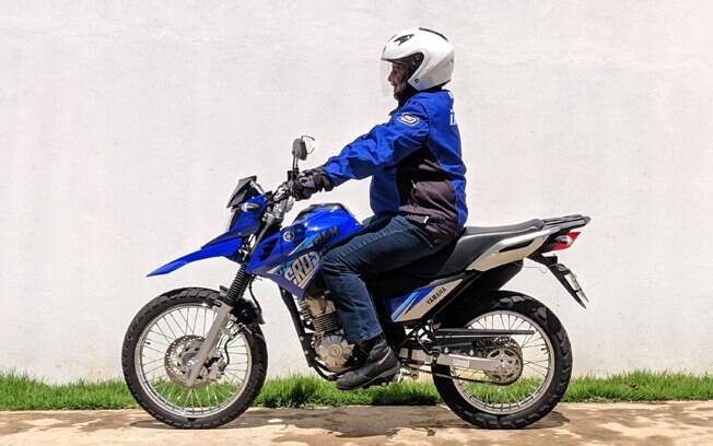 A Yamaha XTZ 150 Crosser Z (foto) tem para-lama dianteiro alto e a exclusiva cor Competition Blue