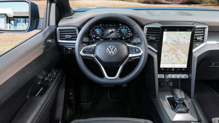 Volkswagen Amarok 2023 vem com um tela grande da central multimídia montada na vertical e cluster digital