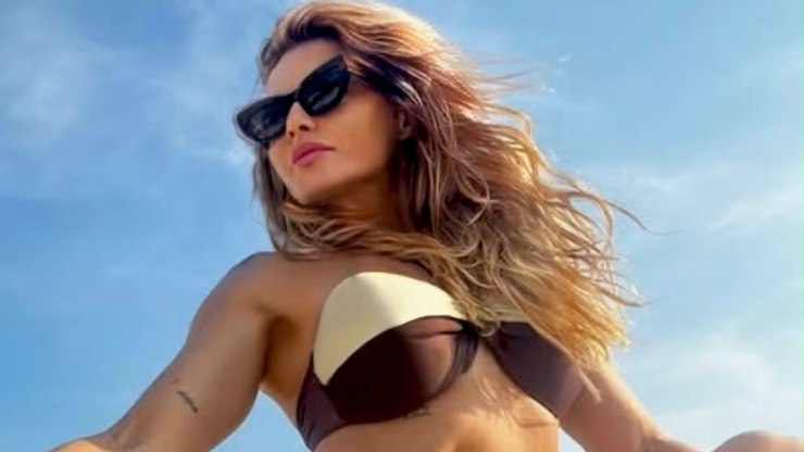Rita%20Guedes%20posa%20de%20biqu%C3%ADni%20e%20ganha%20elogios%3A%20%22Sensacional%22