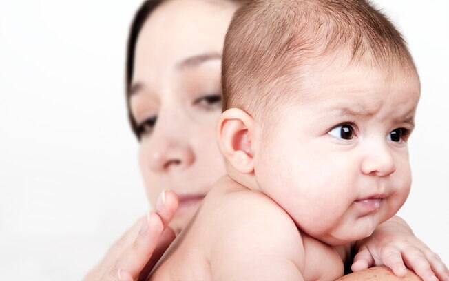 Dilemas da mãe de primeira viagem: colocar o bebê para arrotar pode ser uma tarefa mais complicada na prática que na teoria