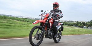 XR300L Tornado Special Edition explora visual de competição