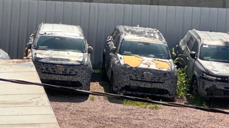 Modelos em fase de desenvolvimento permanecem estacionados em área reservada, incluindo o novo Duster e o futuro Koleos híbrido. Modelos em fase de desenvolvimento permanecem estacionados em área reservada, incluindo o novo Duster e o futuro Koleos híbrido.