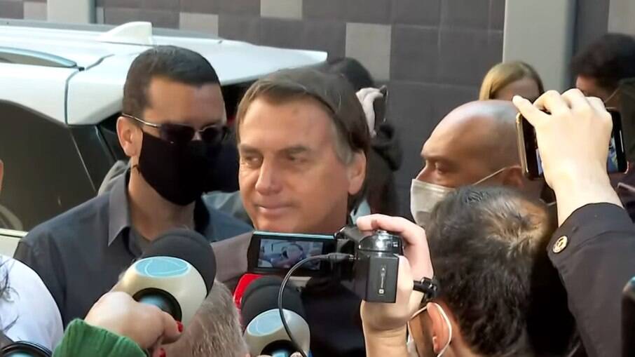 Bolsonaro deixou o hospital neste domingo (18)