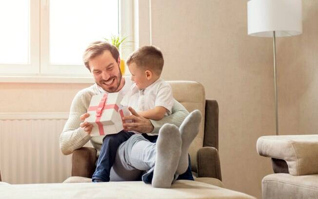 Que tal sugerir para a criança fazer o presente de Dia dos Pais? Além de mais econômico, o presente é único e personalizado