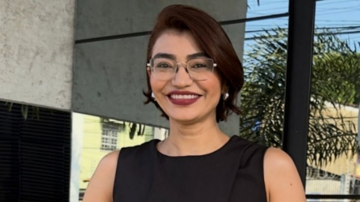 Apresentadora fala sobre crise de choro ao deixar RedeTV!