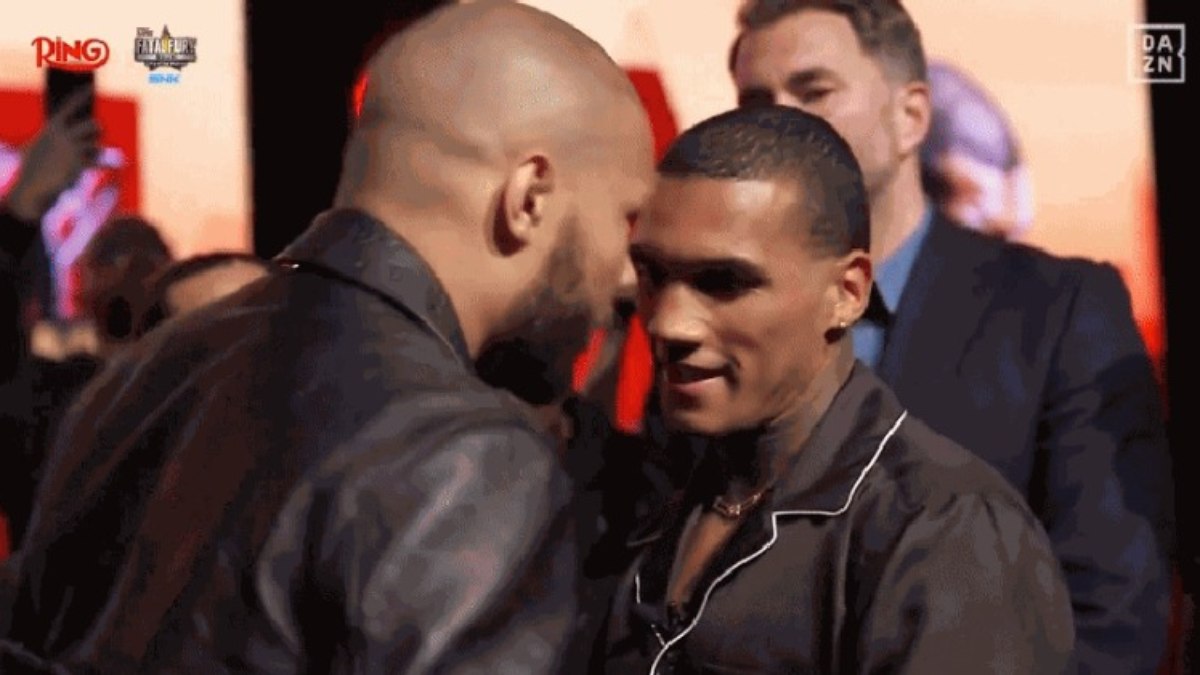 Chris Eubank Jr. atinge Conor Benn com um ovo e causa confusão antes da luta