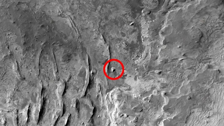 Imagem de satélite mostra a pirâmide triangular em Valles Marineris, Marte