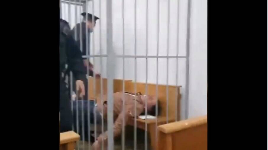 O preso político belarusso Stepan Latipov golpeou a própria garganta com uma caneta durante seu julgamento