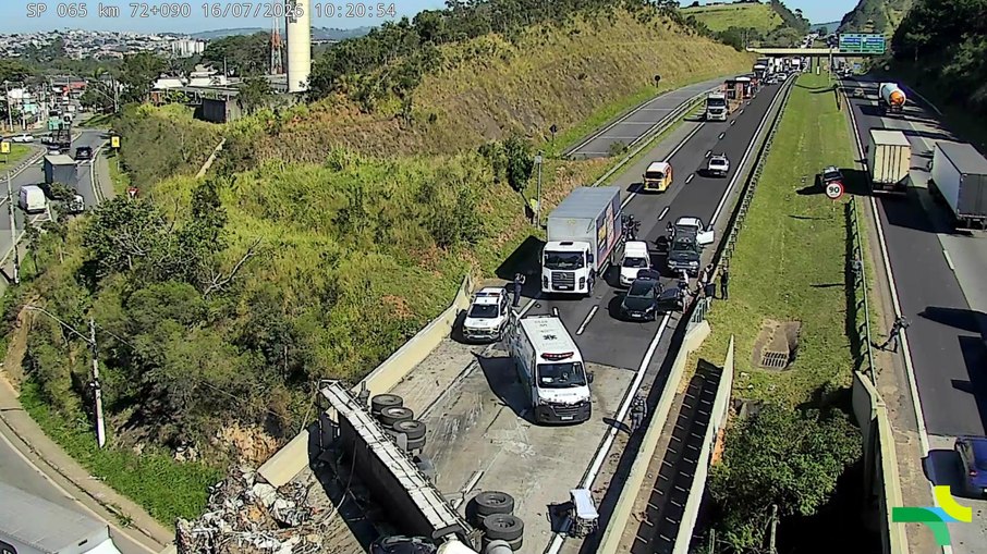 Acidente bloqueia totalmente pista da Rodovia Dom Pedro I em SP
