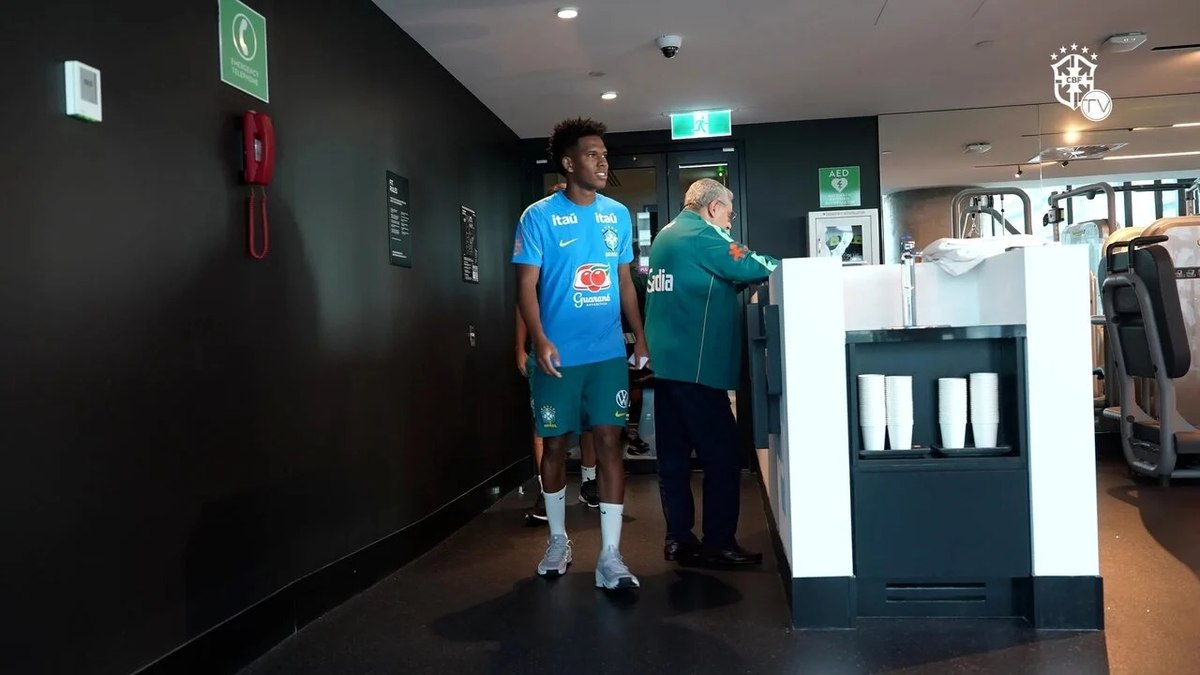 Estêvão celebra volta à Seleção após superar 'meses difíceis' de lesão no Chelsea