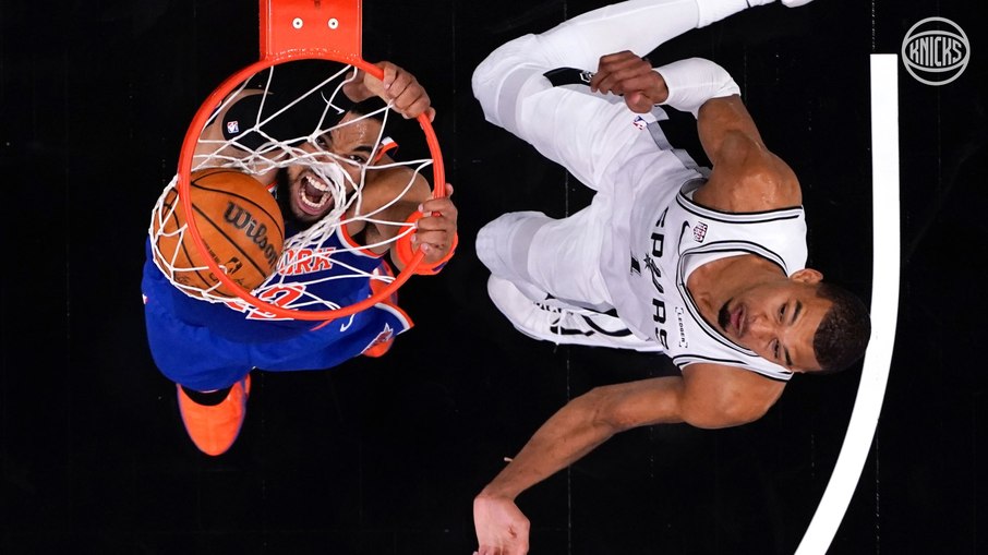  Karl-Anthony Towns e Victor Wembanyama disputam o garrafão nas finais da NBA