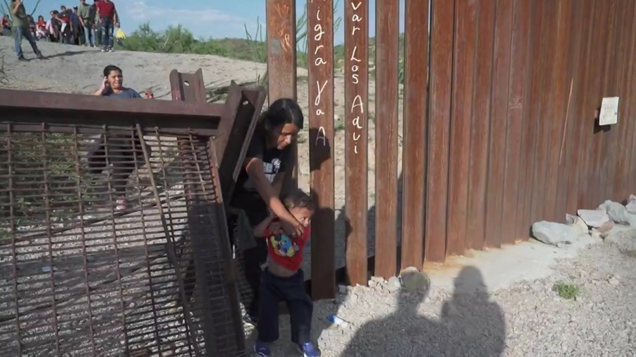 Imigrantes tentando entrar de maneira ilegal nos EUA